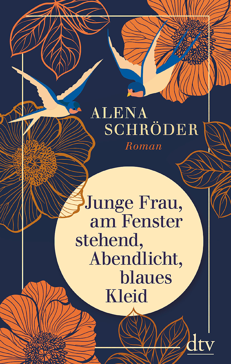 Junge Frau, am Fenster stehend, Abendlicht, blaues Kleid